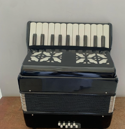 اكورديون ماركة لاكي ستار مع الحافظة