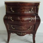 طاولة خشبية عتيقة مع ثلاث ادرج ومقابض نحاسية