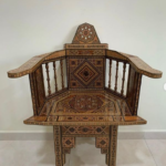 كرسي خشبي دمشقي قديم منقوش يدويا