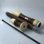 آلة موسيقية فلوت بلاستيك قديمة مع الحافظة الجلدية