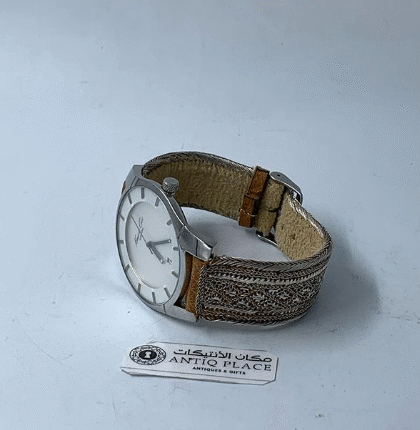 ساعة يد قديمة بحزام فضة اصلي