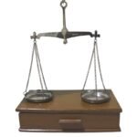 ميزان نحاسي قديم مع درج خشبي صناعة يدوية