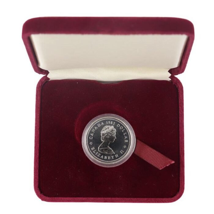 ⁦Canada 1982 Dollar with maroon case⁩ - الصورة ⁦2⁩
