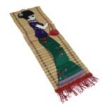 لوحة من الخشب لمرأة بلبس تقليدي