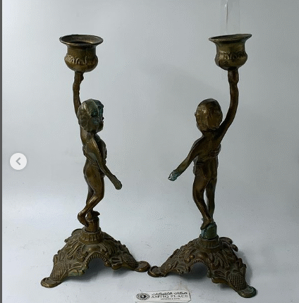 شمعدانين نحاسيين قديمين على شمل اطفال